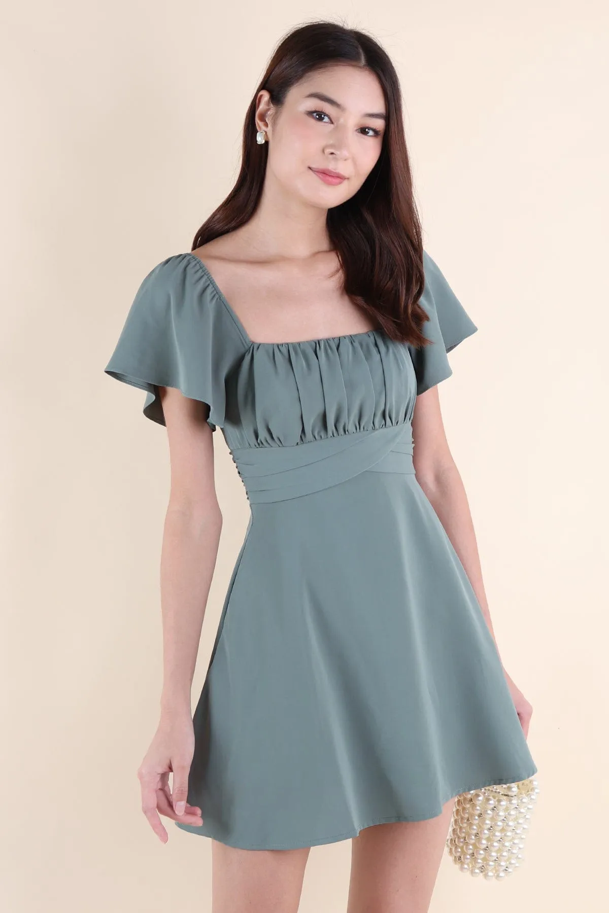 NEVEA RUCHED FLUTTER SLEEVE DRESS IN GREEN